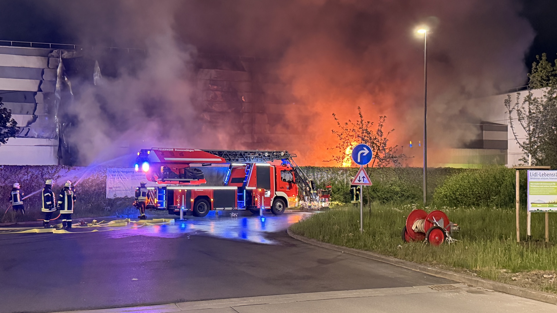 Nächtlicher Großbrand einer Lagerhalle, Feuerwehr Donaueschingen im Löscheinsatz