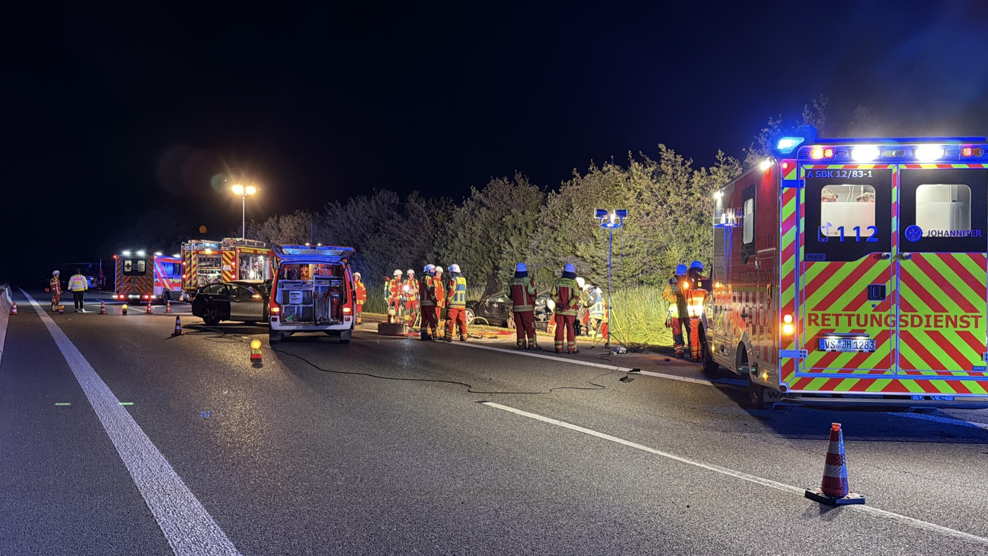 Nächtlicher Verkehrsunfall mit mehreren Rettungsfahrzeugen auf der Autobahn